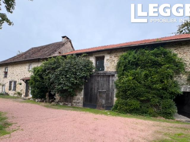 Grande maison familiale de 5 chambres dans un cadre magnifique près de Saint Saud. Avec dépendances et garage