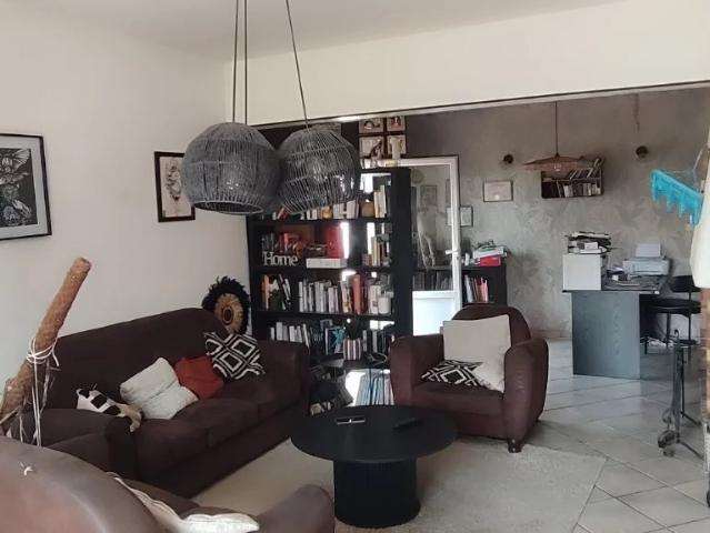 GRANDE MAISON FAMILIALE DE 6 CHAMBRES AVEC POTENTIEL COMMERCIAL