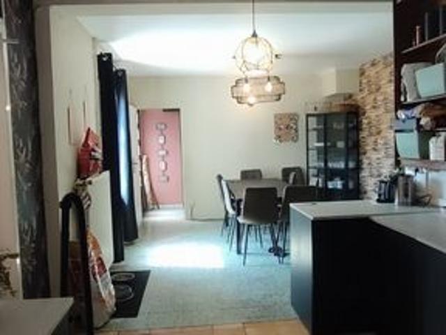 GRANDE MAISON FAMILIALE DE 6 CHAMBRES AVEC POTENTIEL COMMERCIAL