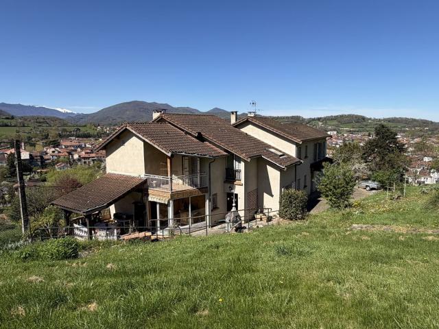 Grande maison familiale dominant Saint Girons 09200