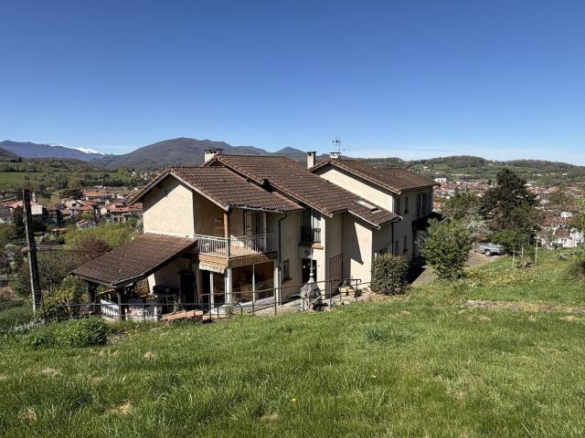 Grande maison familiale dominant Saint Girons 09200 220m² Saint Girons
