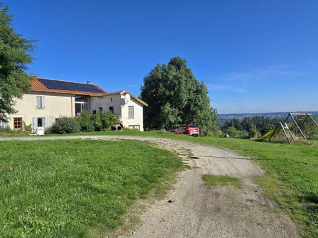 Grande maison familiale en pierre avec cachet et potentiel d