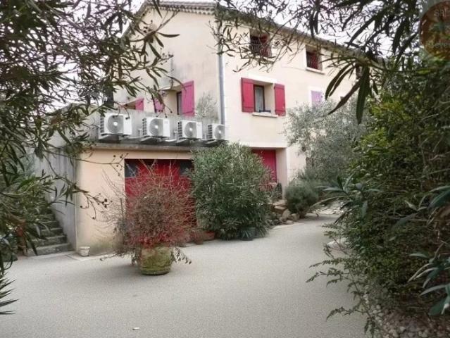 Grande maison familiale en pierre avec sa piscine et ses deux garages
