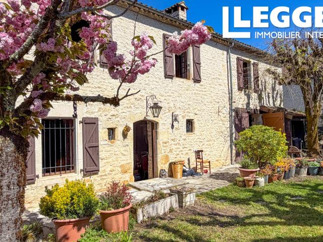 Grande maison familiale en pierres avec 5 chambres possible 7, au cœur de Pinsac, un village typique du Lot