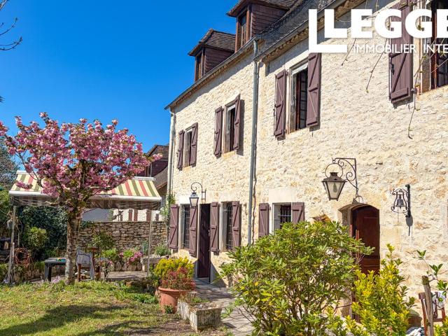 Grande maison familiale en pierres avec 5 chambres possible 7, au cœur de Pinsac, un village typique du Lot