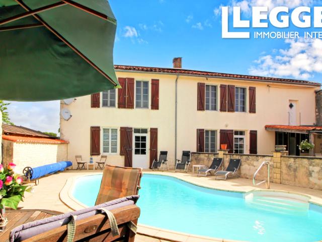 Grande maison familiale pleine de charme avec 6/7 chambres, piscine, porche en pierre, jardin et dépendances