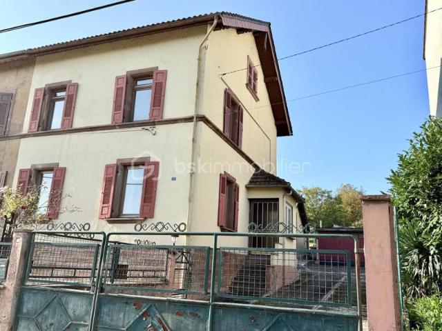 Grande maison familiale avec jardin, garages et dépendances