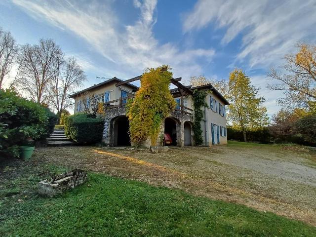 Grande maison familiale sur 2825 m2 de terrain 210m² Villefranche de Rouergue