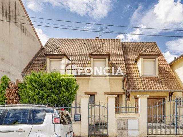 Grande maison individuelle 7 pièces avec jardin et garage