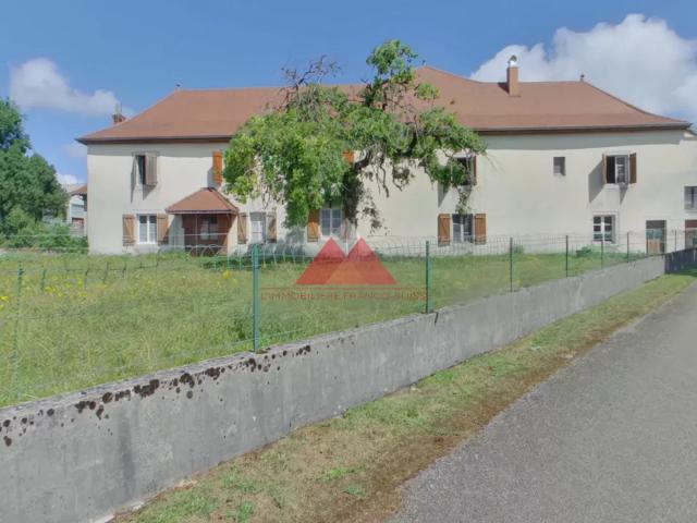 Grande maison individuelle avec granges et dépendances