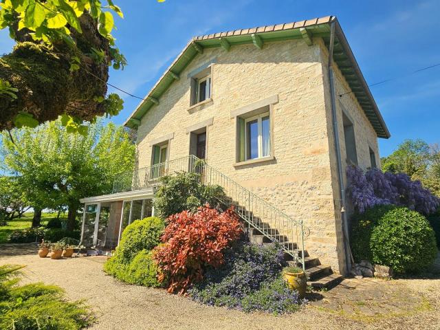 Grande maison, piscine et granges