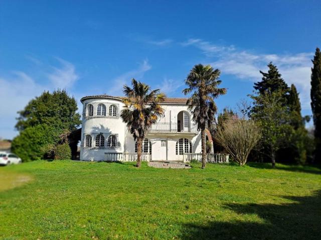GRANDE MAISON STYLE ANDALOUSE A RENOVER AVEC SON PARC