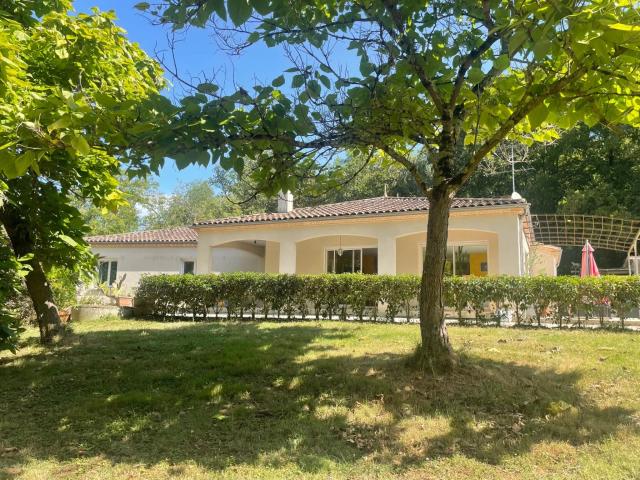 GRANDE MAISON sur un parc arboré avec sa piscine