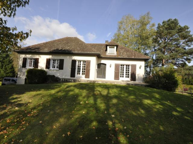 Grande Maison sur sous sol et grand Terrain à louer secteur