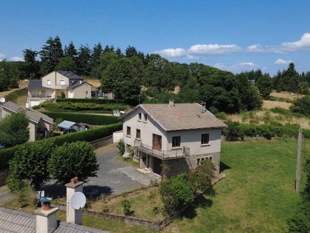 Grande maison sans nuisances, proche centre village de SAINT AGREVE 07