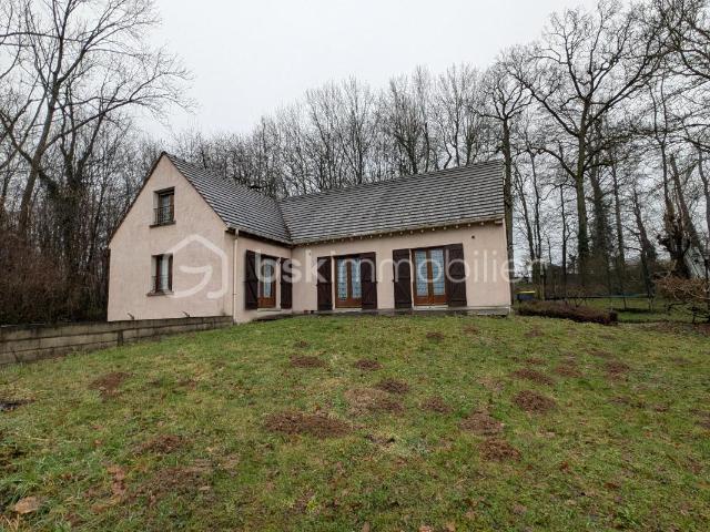Grande maison traditionnelle avec terrain arboré, sous sol et garage
