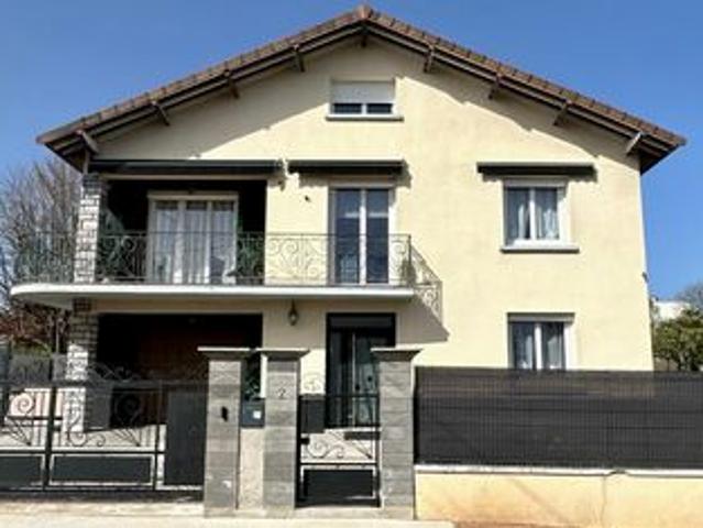 Grande maison très bien située sur un terrain de 623 M2