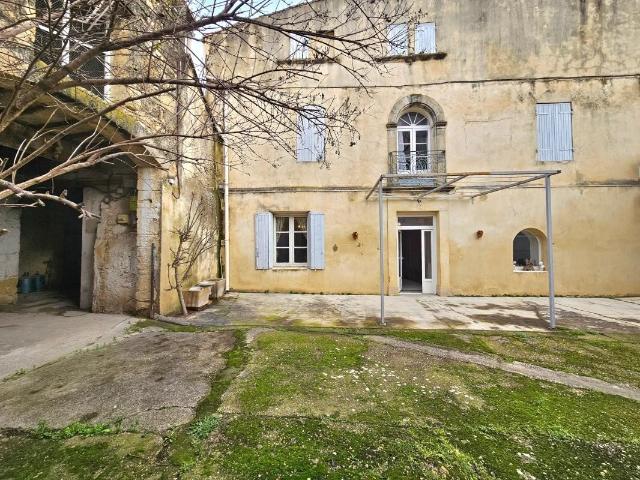 Grande maison 187 m2 avec cour et remises à exploiter au coeur d