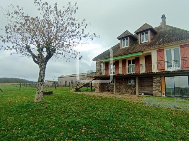 GRANDE MAISON 238 M2, 8 PIECES TERRAIN 5800 M2