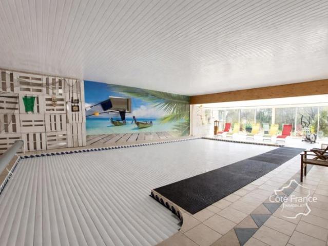 Grande maison 6 chambres, piscine intérieure, terrain 1 ha