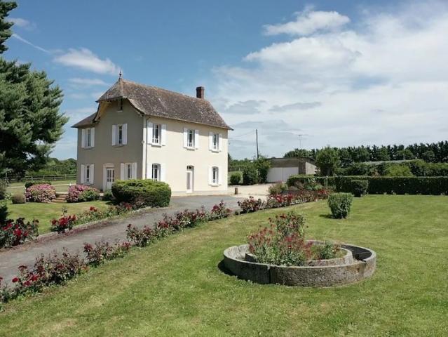 GRANDE MAISON, 6 PP, 4 Chambres, sur Plus de 2 900 m² de Terrain