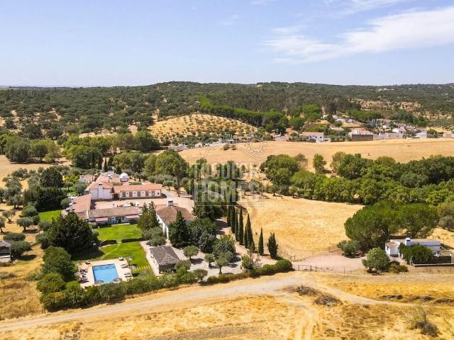 Grande Mansão de Estilo Tradicional com Casas de Hóspedes, C. 838m² Redondo