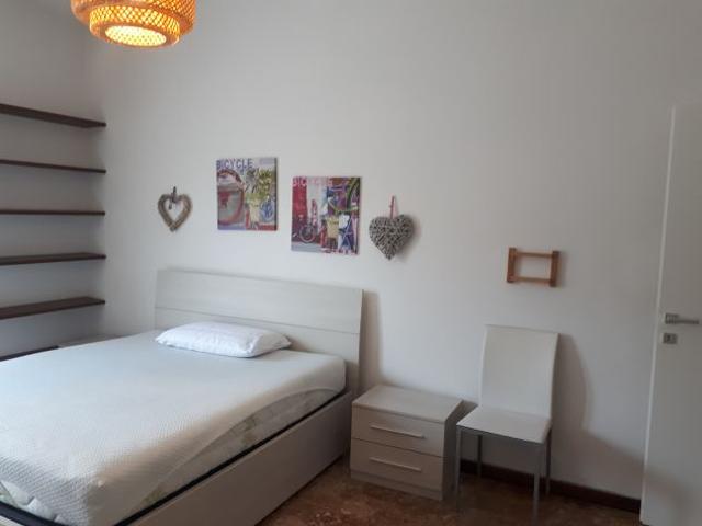 GRANDE SINGOLA CON LETTO MATRIMONIALE A RAGAZZA
