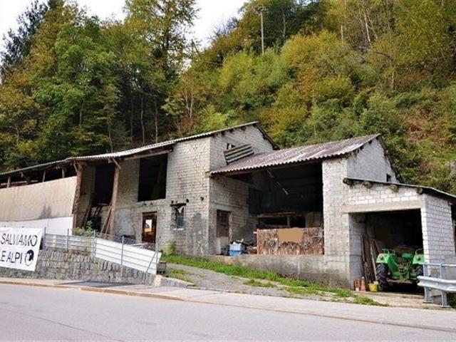 Grande stalla da ristrutturare sul terreno edificabile R2 / Stall zum Ausbauen oder Nutzung als Baulandgrundstück R2