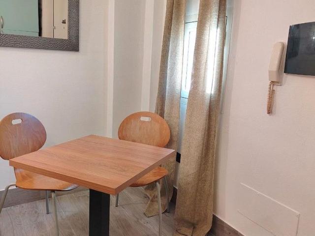 Grande stanza con angolo cottura e bagno privato