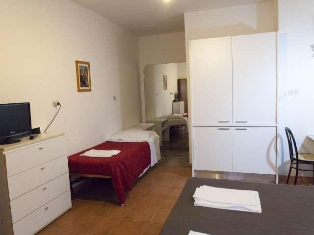 Grande stanza in affitto in appartamento con 4 camere da letto a Prati, Roma