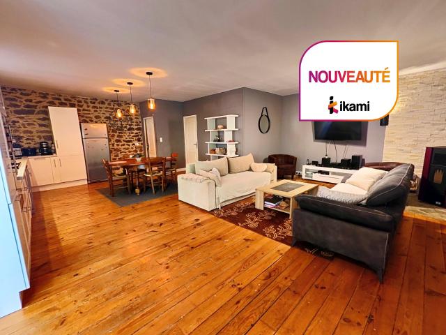 Grande pièce de vie, terrasse et espaces de stockage