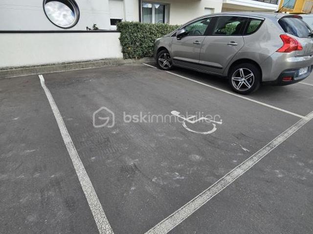 Grande place de parking sécurisée – 16,5 m² – Sainte Geneviève des Bois