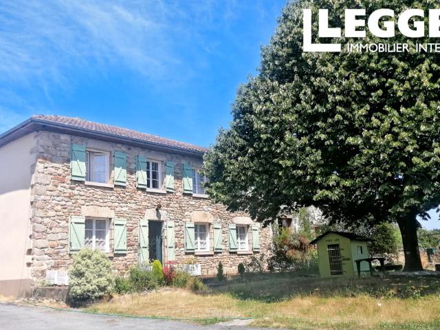 Grande propriété, maison en pierre 5 chb. Grange, Dépendances. 1,7 hectare de terrain. Beaucoup de potentiel