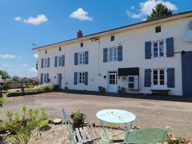 Grande propriété attrayante avec grange, immense garage et 1 hectare de terrain attenant