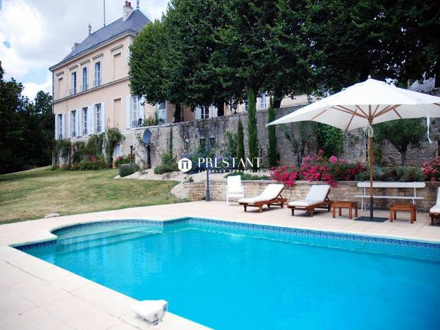 Grande propriété avec Château, gite et dépendances Secteur. 721m² Poitiers