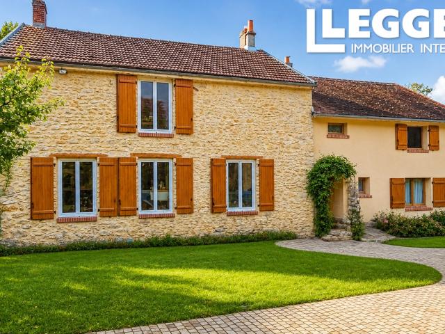Grande Propriété avec Maison de caractère, piscine et dépendances sur 7 800m² de terrain à une heure de Paris