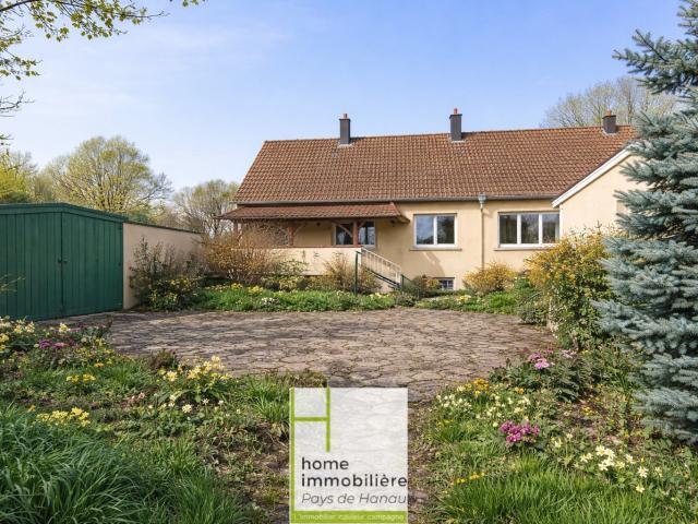 Grande propriété bi famille avec terrain constructible et dépendances