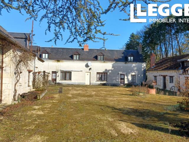 Grande propriété composée de 4 maisons et 3 appartements avec piscine dans un village animé dans une zone tour