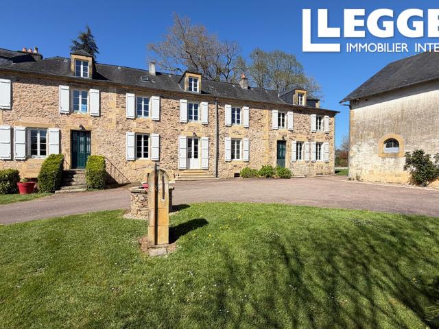 Grande propriété de caractère entièrement rénovée, avec dépendances et appartement sur 2.75ha avec piscine