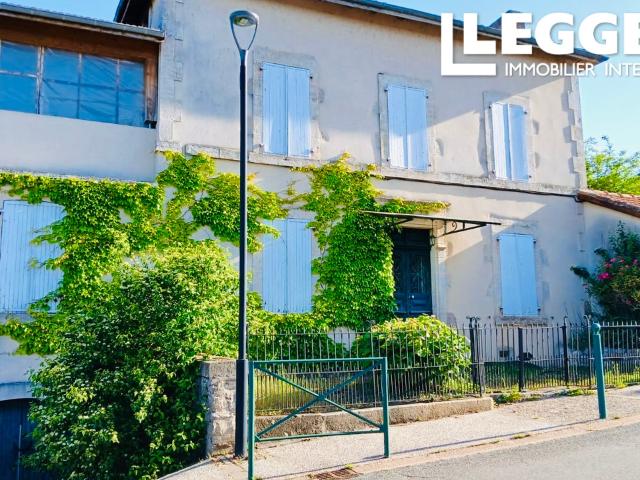 Grande propriété de village de 8 chambres avec potentiel de chambres d’hôtes – Sud Cantal