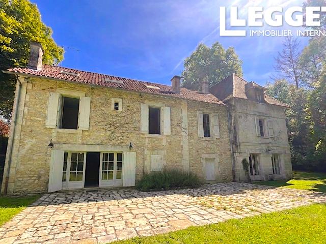 Grande propriété de 7 chambres située en sortie de village, environnement exceptionnel à 45 min d'Angoulême