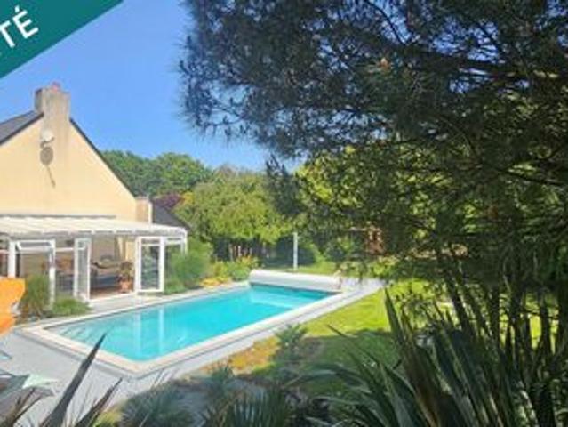 Grande propriété familiale avec piscine, dépendances et fort potentiel constructible