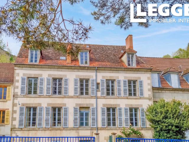 Grande propriété historique actuellement transformée en appartements au centre de la ville d'Aubusson