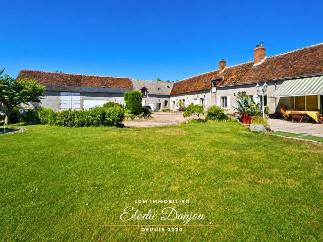 Grande propriété rénovée avec dépendances, grange et jardin à 15 min de Vendôme
