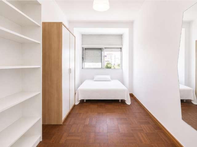 Grande quarto em apartamento com 6 quartos em Campo de Ouri, Lisboa