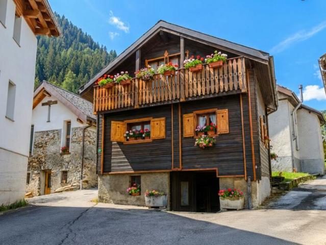 GRANDE RUSTICO RINNOVATO DI 10 LOCALI IN VAL DI BLENIO