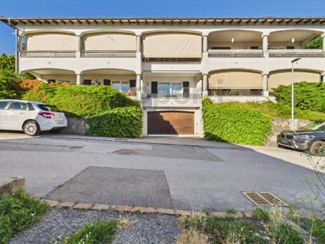 Grande terrazza ad ovest con tramonti spettacolari, piscina condominiale e camino a legna