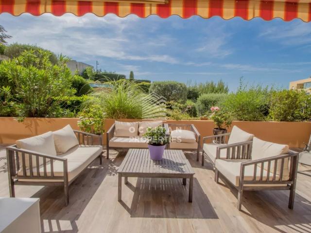 Grande terrasse de 75 m² Vue Dégagée Piscine 400 mètre. 60m² Le Cannet