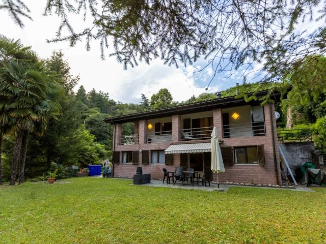 GRANDE VILLA 7.5 LOCALI IN ZONA RISERVATA E VERDE A TRESA
