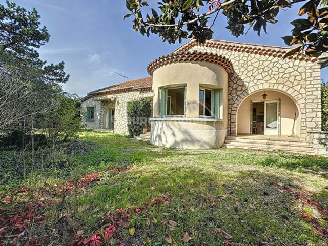 GRANDE VILLA AVEC TERRAIN AU COEUR DU VILLAGE